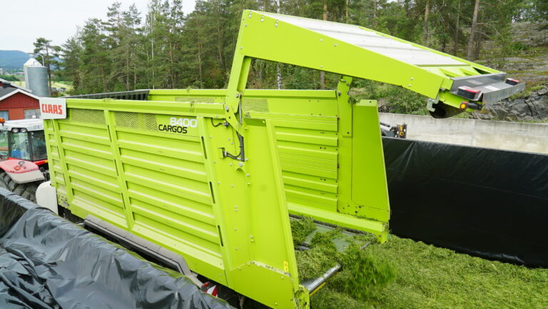 CLAAS CARGOS 8400 har to sterke bunnbelter.