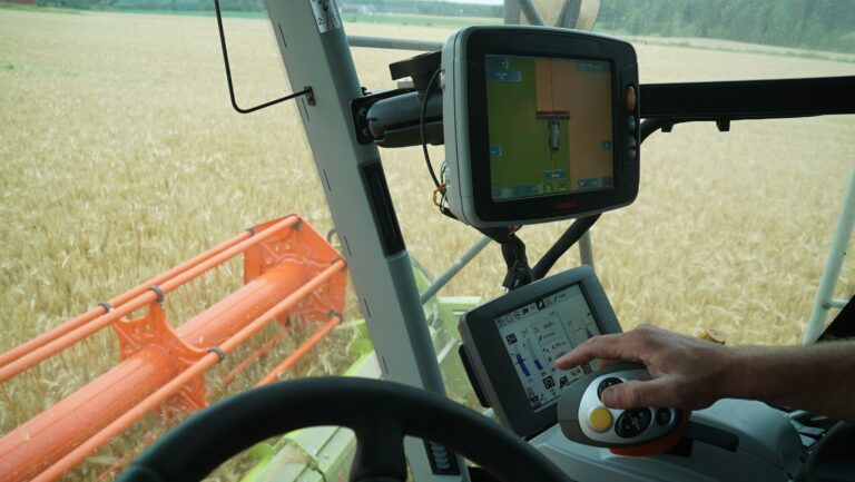 For å utnytte skjærebordets bredde optimalt er treskeren utstyrt med fabrikkmontert GPS med CLAAS S10-terminal og RTK-signaler.