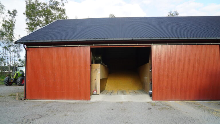Hans Jørgen har tørke og lager på hjemgården Røren. I tillegg til plantørke har han også reist en utvendig silo ved siden av låven.