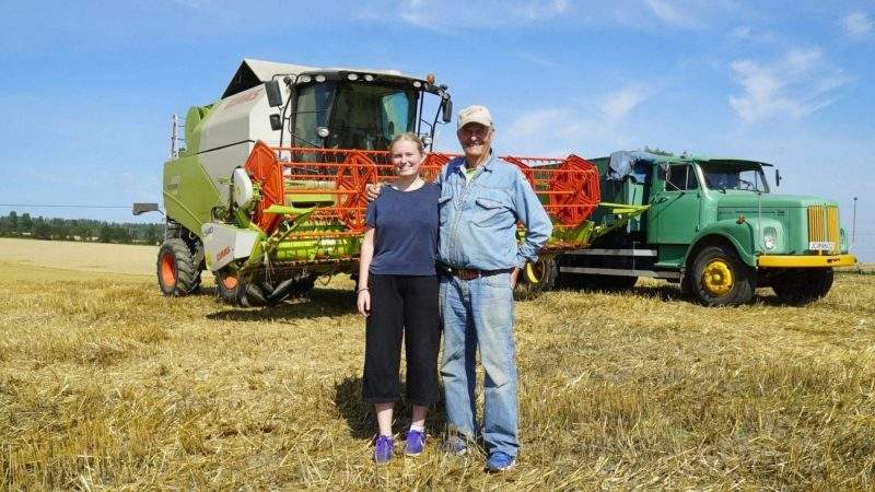 Karoline (19) og Wilhelm (82) er sammen om skuronna på Hovelsrud