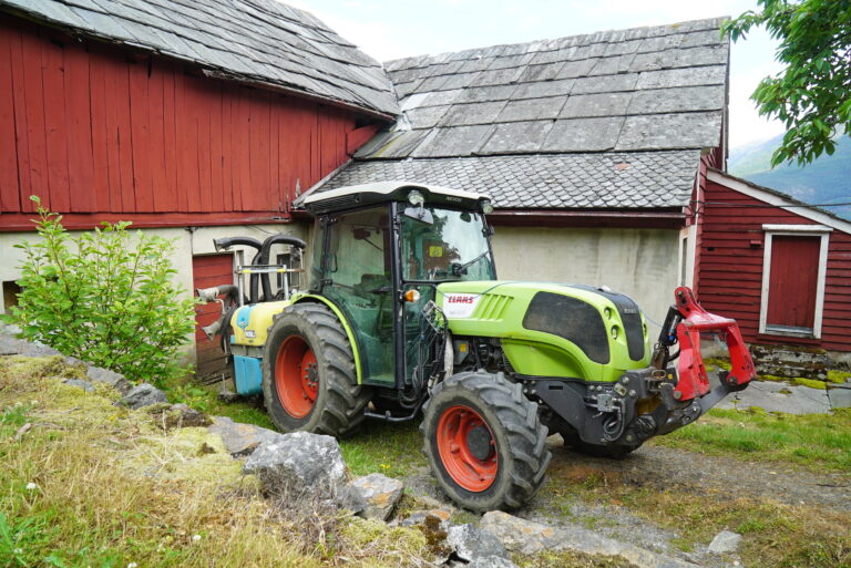 Hovedtraktoren på Djønno Ytre er en CLAAS NEXOS 240 F. Traktoren har 103 hestekrefter og er cirka 1,4 meter bred.