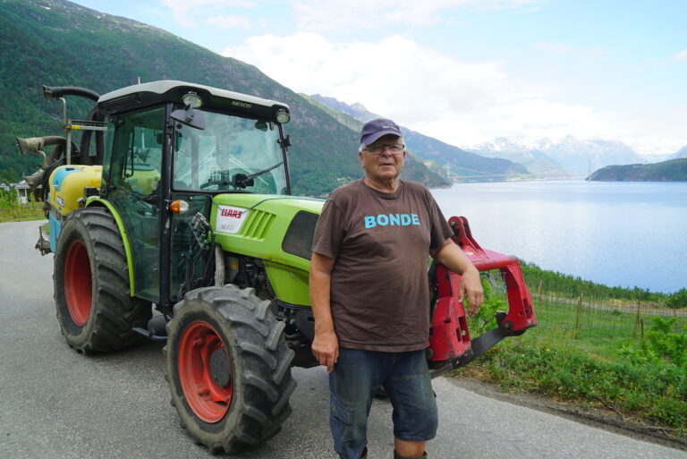 I sitt 72. år er Knut Djønne fortsatt aktiv fruktdyrker, med god hjelp av to traktorer. Vi prøver å gjøre som mulig med traktor, forteller Hardanger-bonden.